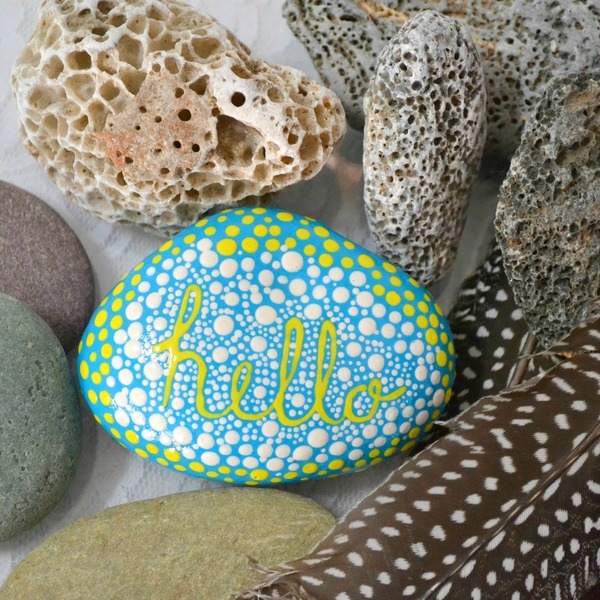 Διακοσμητική πέτρα με την επιγραφή "hello" - διακοσμητικό, ζωγραφισμένα στο χέρι, πέτρα, διακόσμηση, ακρυλικό, χειροποίητα, είδη διακόσμησης, διακοσμητικές πέτρες - 3