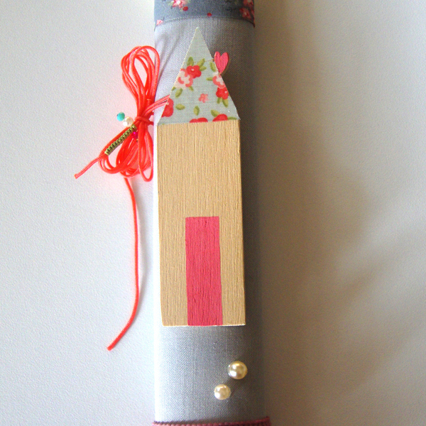 Λαμπάδα με κολιέ "Little house" by Red button - ύφασμα, ύφασμα, ξύλο, γυναικεία, κορίτσι, λαμπάδες, κολιέ, κορδόνια, χάντρες, σπιτάκι, φλοράλ, κερί, πέρλες - 2