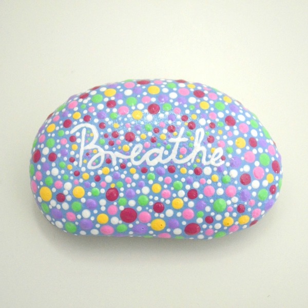 Διακοσμητική πέτρα με την επιγραφή "Breathe" - διακοσμητικό, ζωγραφισμένα στο χέρι, πέτρα, διακόσμηση, ακρυλικό, χειροποίητα, είδη διακόσμησης, διακοσμητικές πέτρες
