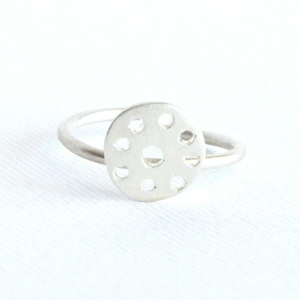 Δαχτυλίδι 925 μικρό διάτρητο κυκλάκι - chic, μοναδικό, ασήμι 925, ασήμι 925, δώρο, cute, δαχτυλίδι, γεωμετρικά σχέδια, χειροποίητα, καθημερινό, minimal, ασημένια, διακριτικό, unique, boho, ευκολοφόρετο, αυξομειούμενα - 3