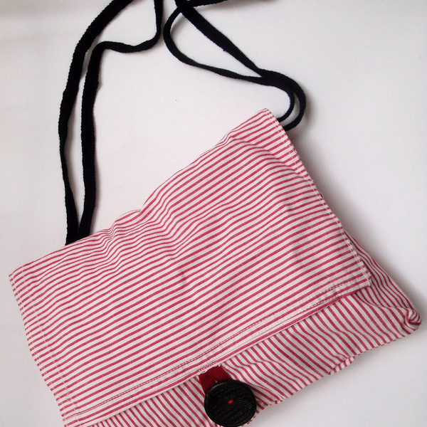Χειροποίητη πάνινη τσάντα κόκκινη άσπρη - ύφασμα, ριγέ, μοναδικό, μοντέρνο, τσάντα, κορδόνια, χειροποίητα, κουμπί, αξεσουάρ, must αξεσουάρ