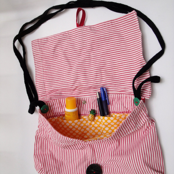 Χειροποίητη πάνινη τσάντα κόκκινη άσπρη - ύφασμα, ριγέ, μοναδικό, μοντέρνο, τσάντα, κορδόνια, χειροποίητα, κουμπί, αξεσουάρ, must αξεσουάρ - 2