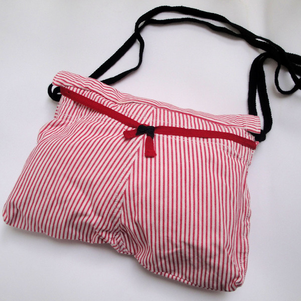 Χειροποίητη πάνινη τσάντα κόκκινη άσπρη - ύφασμα, ριγέ, μοναδικό, μοντέρνο, τσάντα, κορδόνια, χειροποίητα, κουμπί, αξεσουάρ, must αξεσουάρ - 3