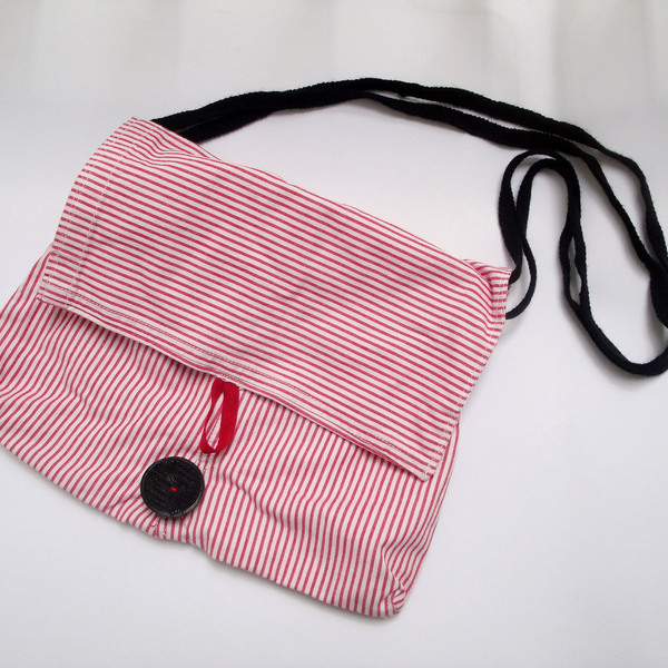 Χειροποίητη πάνινη τσάντα κόκκινη άσπρη - ύφασμα, ριγέ, μοναδικό, μοντέρνο, τσάντα, κορδόνια, χειροποίητα, κουμπί, αξεσουάρ, must αξεσουάρ - 5