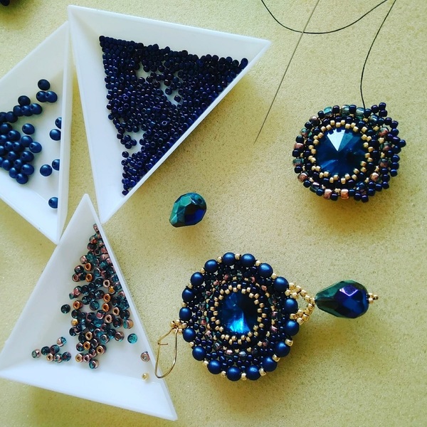 κρεμαστά navy blue σκουλαρίκια με κρύσταλλο rivoli δεμένο με χάντρες ! - ιδιαίτερο, μοναδικό, κρύσταλλα, σκουλαρίκια, χειροποίητα σκουλαρίκια με πέρλε, χάντρες, χάντρες, unique, boho, πέρλες - 3