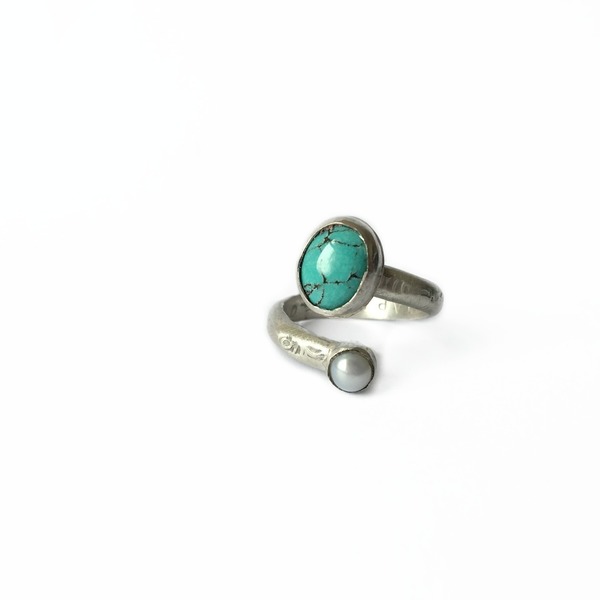 Thisvi Ring | Χειροποίητο δαχτυλίδι με ημιπολύτιμους λίθους, ρυθμιζόμενο μέγεθος, συμβολικό - ημιπολύτιμες πέτρες, ημιπολύτιμες πέτρες, handmade, κλασσικό, design, τιρκουάζ, μαργαριτάρι, ασήμι 925, κορίτσι, λουλούδια, customized, cute, δαχτυλίδι, δαχτυλίδια, χειροποίητα, φλοράλ, elegant, romantic, all day, δωράκι, ασημένια, βεράκια, boho, ethnic, αυξομειούμενα, φυλαχτά