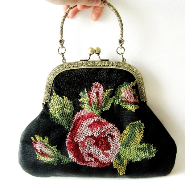 Τσάντα Κεντημένη -Το όνομα του ρόδου- - κεντητά, chic, vintage, γυναικεία, τριαντάφυλλο, λουλούδια, τσάντα, cute, χειροποίητα, φύλλο, για όλες τις ώρες, φλοράλ, δερματίνη - 2