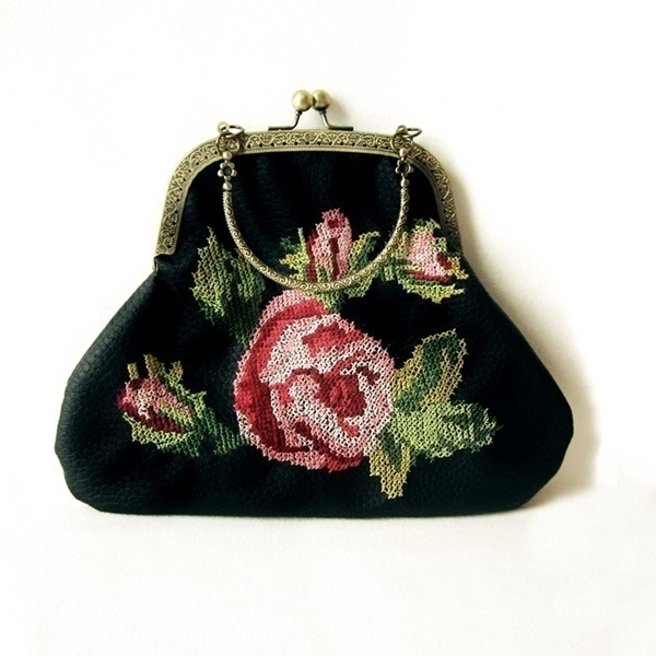 Τσάντα Κεντημένη -Το όνομα του ρόδου- - κεντητά, chic, vintage, γυναικεία, τριαντάφυλλο, λουλούδια, τσάντα, cute, χειροποίητα, φύλλο, για όλες τις ώρες, φλοράλ, δερματίνη