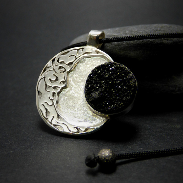 "Druzy Black Moon " - Χειροποίητο επάργυρο μενταγιόν με druzy Ορυκτό Αχάτη! - ημιπολύτιμες πέτρες, ημιπολύτιμες πέτρες, αχάτης, chic, handmade, βραδυνά, fashion, vintage, κλασσικό, design, ιδιαίτερο, μοναδικό, μοντέρνο, γυναικεία, sexy, ανοιξιάτικο, επάργυρα, επάργυρα, φεγγάρι, μακραμέ, μακραμέ, donkey, κορδόνια, κορδόνια, χειροποίητα, romantic, απαραίτητα καλοκαιρινά αξεσουάρ, must αξεσουάρ, κλασσικά, γυναίκα, boho, ethnic - 2