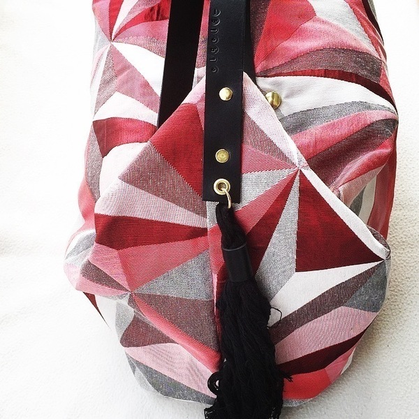 Καλοκαιρινή oversized τσάντα με κόκκινα γεωμετρικά σχέδια - δέρμα, ύφασμα, chic, καλοκαίρι, με φούντες, χιαστί, τσάντα, γεωμετρικά σχέδια, χειροποίητα, παραλία, θάλασσα, απαραίτητα καλοκαιρινά αξεσουάρ, θαλάσσης - 3
