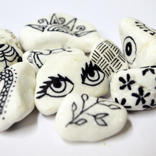 10 HandPainted B&W Pebbles / 10 Πέτρες ζωγραφισμένες στο χέρι - ζωγραφισμένα στο χέρι, δώρο, διακόσμηση, χειροποίητα, πέτρες, δώρα γάμου, personalised - 2