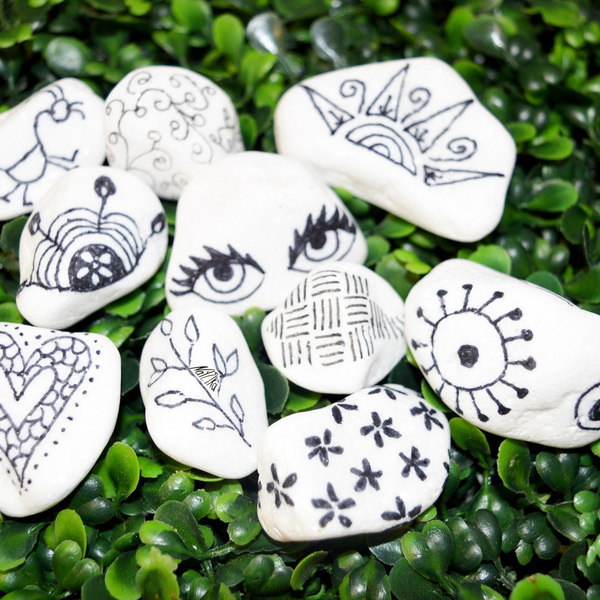 10 HandPainted B&W Pebbles / 10 Πέτρες ζωγραφισμένες στο χέρι - ζωγραφισμένα στο χέρι, δώρο, διακόσμηση, χειροποίητα, πέτρες, δώρα γάμου, personalised - 3