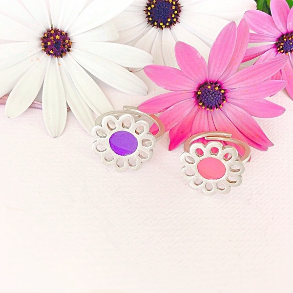 Ασημένιο δαχτυλίδι - Μικρή χρωματιστή μαργαρίτα - handmade, πολύχρωμο, fashion, χρωματιστό, vintage, design, μοναδικό, μοντέρνο, γυναικεία, ασήμι 925, λουλούδια, δαχτυλίδι, χειροποίητα, romantic, minimal, ασημένια, λουλούδι, αυξομειούμενα - 2