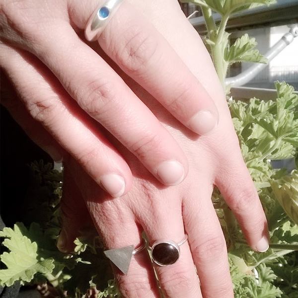 Μίνιλαμ συμμετρικό cuff δαχτυλίδι με λεπτομέρεια χρώματος - ασήμι, fashion, γυαλί, στρογγυλό, επάργυρα, δαχτυλίδι, χειροποίητα, minimal, βεράκια, μπρούντζος - 3