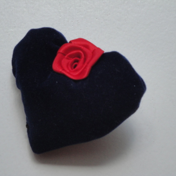 Χειροποίητη καρφίτσα καρδούλα με τριαντάφυλλο - σατέν, μοναδικό, καρδιά, τριαντάφυλλο, βελούδο, βελούδο, χειροποίητα, minimal - 4
