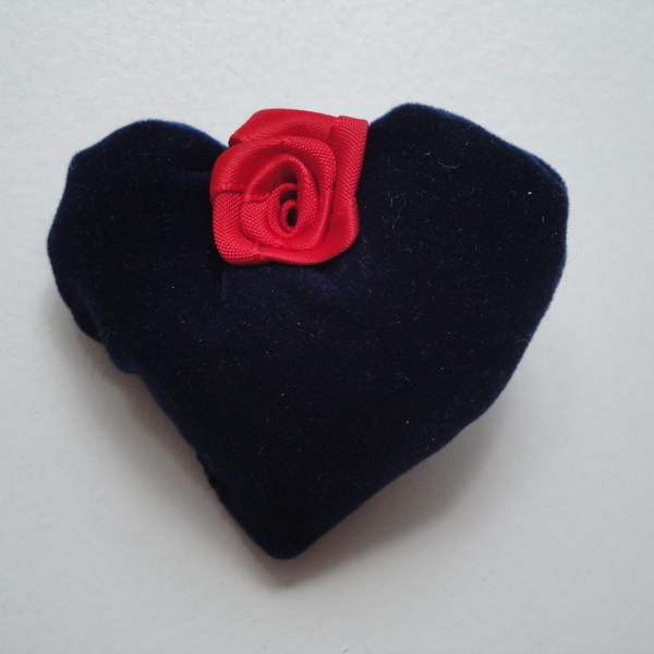 Χειροποίητη καρφίτσα καρδούλα με τριαντάφυλλο - σατέν, μοναδικό, καρδιά, τριαντάφυλλο, βελούδο, βελούδο, χειροποίητα, minimal - 5
