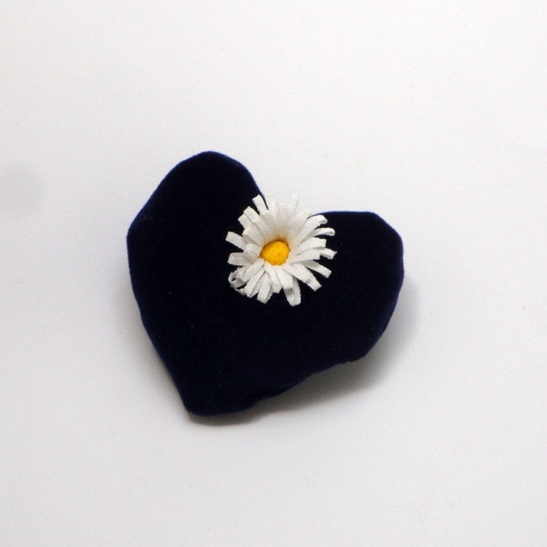 Υφασμάτινη καρφίτσα καρδιά με μαργαρίτα - ύφασμα, καρδιά, λουλούδια