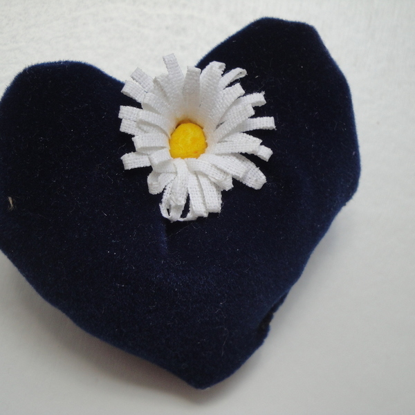 Υφασμάτινη καρφίτσα καρδιά με μαργαρίτα - ύφασμα, καρδιά, λουλούδια - 4
