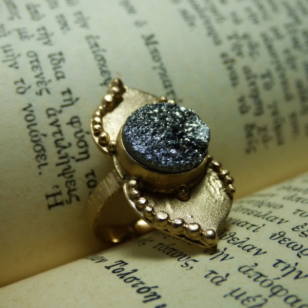 " Druzy Vicrorian Ring" - Χειροποίητο επίχρυσο δαχτυλίδι με Druzy Αχάτη! - statement, ημιπολύτιμες πέτρες, ημιπολύτιμες πέτρες, chic, handmade, βραδυνά, fashion, vintage, κλασσικό, design, ιδιαίτερο, μοναδικό, μοντέρνο, γυναικεία, επιχρυσωμένα, επιχρυσωμένα, ορείχαλκος, sexy, ανοιξιάτικο, σύρμα, donkey, gothic style, δαχτυλίδια, χειροποίητα, δώρα, romantic, απαραίτητα καλοκαιρινά αξεσουάρ, κλασσικά, γυναίκα, unisex, unique, αυξομειούμενα - 4