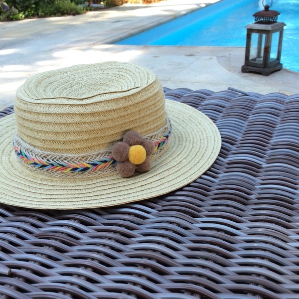 Multi daisy hat - καλοκαίρι, ψάθα, pom pom, παραλία, απαραίτητα καλοκαιρινά αξεσουάρ