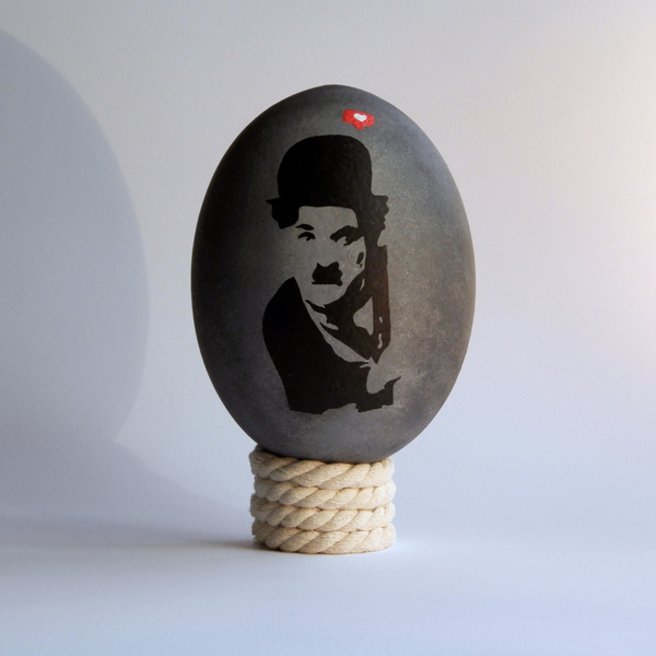 Ο Charlie σε αυγό στρουθοκάμηλου - διακοσμητικό, ακρυλικό, αυγό