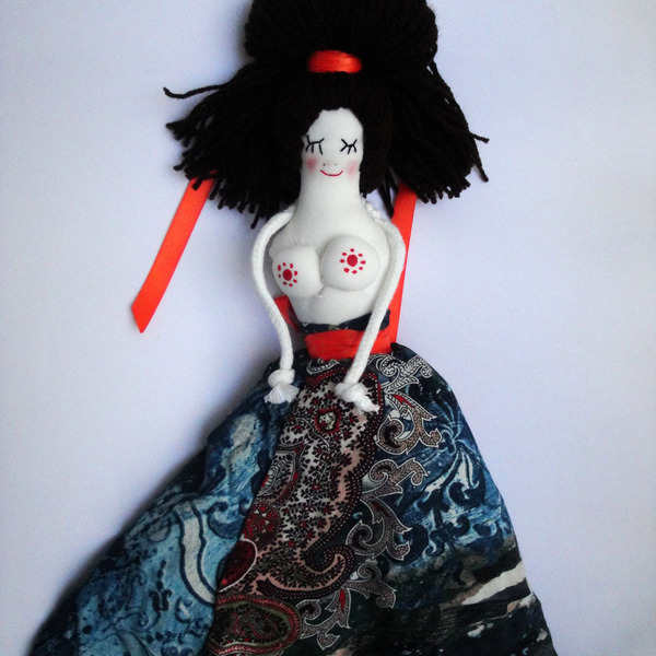 Χειροποίητη κούκλα Μινωίτισσα, εμπνευσμένη από το Μινωικό πολιτισμό - μαλλί, ύφασμα, κορδέλα, διακοσμητικό, design, ιδιαίτερο, μοναδικό, δώρο, χειροποίητα, κούκλες
