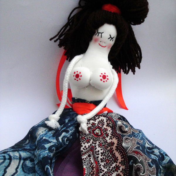 Χειροποίητη κούκλα Μινωίτισσα, εμπνευσμένη από το Μινωικό πολιτισμό - μαλλί, ύφασμα, κορδέλα, διακοσμητικό, design, ιδιαίτερο, μοναδικό, δώρο, χειροποίητα, κούκλες - 3