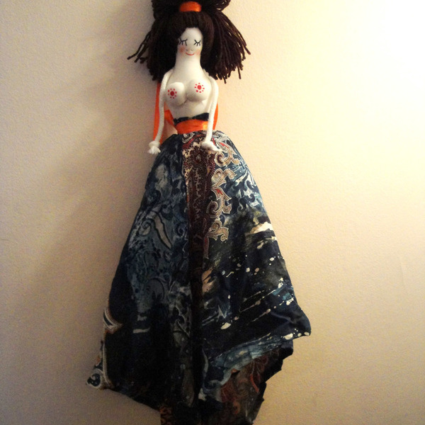 Χειροποίητη κούκλα Μινωίτισσα, εμπνευσμένη από το Μινωικό πολιτισμό - μαλλί, ύφασμα, κορδέλα, διακοσμητικό, design, ιδιαίτερο, μοναδικό, δώρο, χειροποίητα, κούκλες - 5