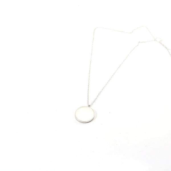 Candy necklace - White - ασήμι, chic, μονόχρωμες, γυαλί, μοντέρνο, ασήμι 925, κολιέ, minimal, κοντά, κρεμαστά