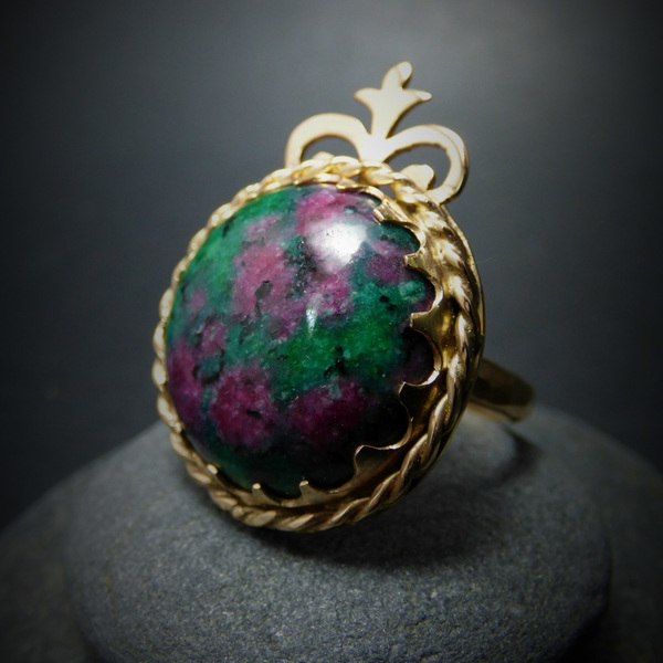 " Gold Ruby Zoisite " - Χειροποίητο επίχρυσο δαχτυλίδι με ημιπολυτιμο λίθο Ρουμπίνι σε Ζοϊσίτη! - statement, ημιπολύτιμες πέτρες, ημιπολύτιμες πέτρες, chic, handmade, βραδυνά, fashion, vintage, κλασσικό, design, ιδιαίτερο, μοναδικό, μοντέρνο, γυναικεία, επιχρυσωμένα, επιχρυσωμένα, ορείχαλκος, sexy, ανοιξιάτικο, σύρμα, donkey, gothic style, δαχτυλίδι, χειροποίητα, romantic, απαραίτητα καλοκαιρινά αξεσουάρ, must αξεσουάρ, κλασσικά, γυναίκα, unisex, unique, μεγάλα, αυξομειούμενα - 2
