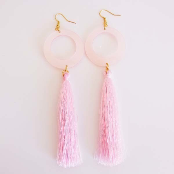 Ροζ σκουλαρίκια - μοντέρνο, γυναικεία, με φούντες, must αξεσουάρ, plexi glass - 2