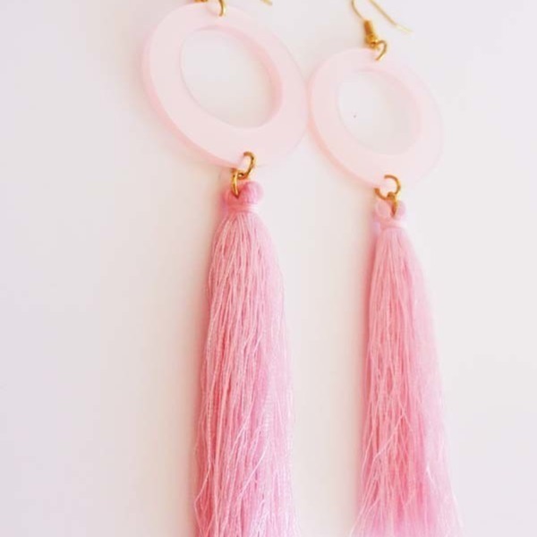 Ροζ σκουλαρίκια - μοντέρνο, γυναικεία, με φούντες, must αξεσουάρ, plexi glass - 3