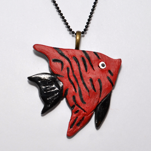Κολιέ κόκκινο τροπικό ψάρι με μαύρη αλυσίδα - αλυσίδες, ζωγραφισμένα στο χέρι, ψάρι, πηλός, κολιέ, κρεμαστά
