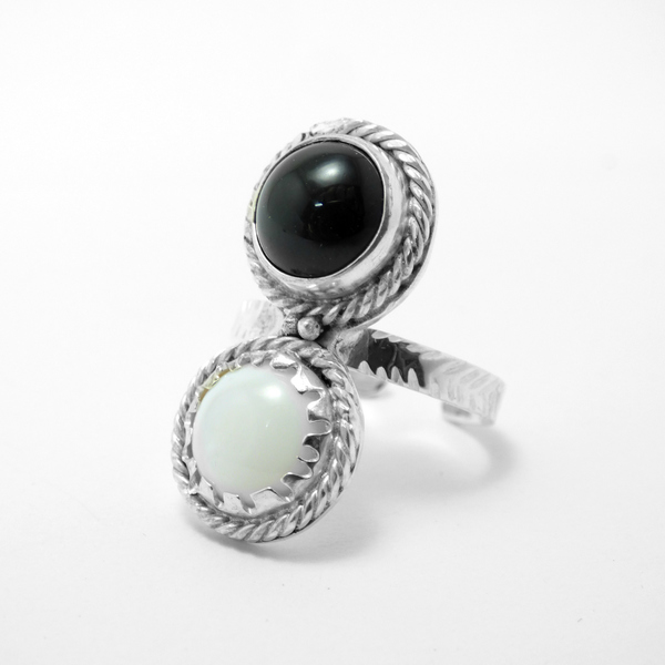 "Διπλή αντίθεση" - Χειροποίητο δαχτυλίδι με λευκό Φίλντισι και Μαύρο Όνυχα! - statement, ημιπολύτιμες πέτρες, ημιπολύτιμες πέτρες, handmade, βραδυνά, fashion, vintage, design, φίλντισι, φίλντισι, ιδιαίτερο, μοναδικό, μοντέρνο, γυναικεία, sexy, επάργυρα, επάργυρα, όνυχας, όνυχας, donkey, gothic style, χειροποίητα, romantic, κλασσικά, γυναίκα, unisex, unique, αυξομειούμενα