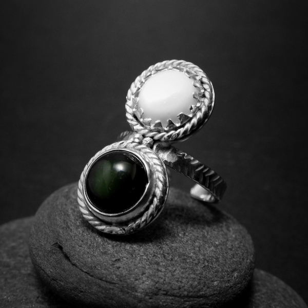 "Διπλή αντίθεση" - Χειροποίητο δαχτυλίδι με λευκό Φίλντισι και Μαύρο Όνυχα! - statement, ημιπολύτιμες πέτρες, ημιπολύτιμες πέτρες, handmade, βραδυνά, fashion, vintage, design, φίλντισι, φίλντισι, ιδιαίτερο, μοναδικό, μοντέρνο, γυναικεία, sexy, επάργυρα, επάργυρα, όνυχας, όνυχας, donkey, gothic style, χειροποίητα, romantic, κλασσικά, γυναίκα, unisex, unique, αυξομειούμενα - 2