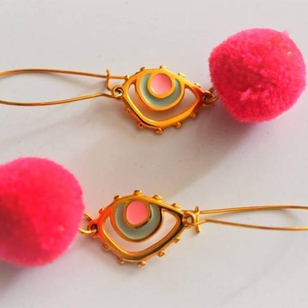 σκουλαρίκια με ροζ ματάκι και pom pon! - ροζ, handmade, pom pom, pom pom, σκουλαρίκια, χειροποίητα, μάτι, μεταλλικά στοιχεία