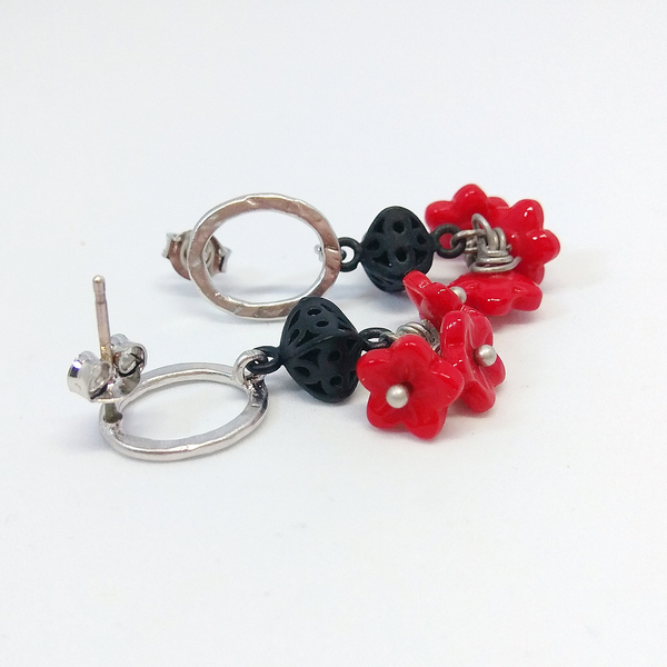 Σκουλαρίκια κρεμαστά με κόκκινα λουλουδάκια - ασημί, επάργυρα, αγάπη, σκουλαρίκια, χάντρες, μικρά, μεταλλικά στοιχεία, κρεμαστά, δώρα για γυναίκες - 3
