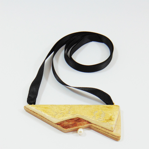 Ξύλινο κολιέ με μαργαριτάρι - statement, handmade, ξύλο, μοναδικό, μαργαριτάρι, μαργαριτάρι, χειροποίητα, elegant, κοντά, ξύλινα κοσμήματα, κρεμαστά, αυξομειούμενα