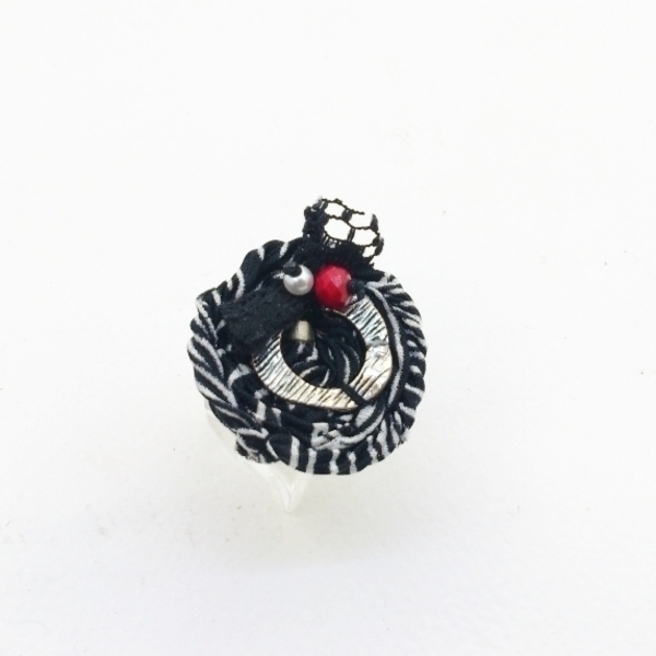 Δαχτυλίδι μαύρο-κόκκινο με υφασμάτινη ροζέτα - ύφασμα, ύφασμα, ιδιαίτερο, γυναικεία, δαχτυλίδι, χειροποίητα, κρίκοι, κρίκοι, χάντρες, ξεχωριστό