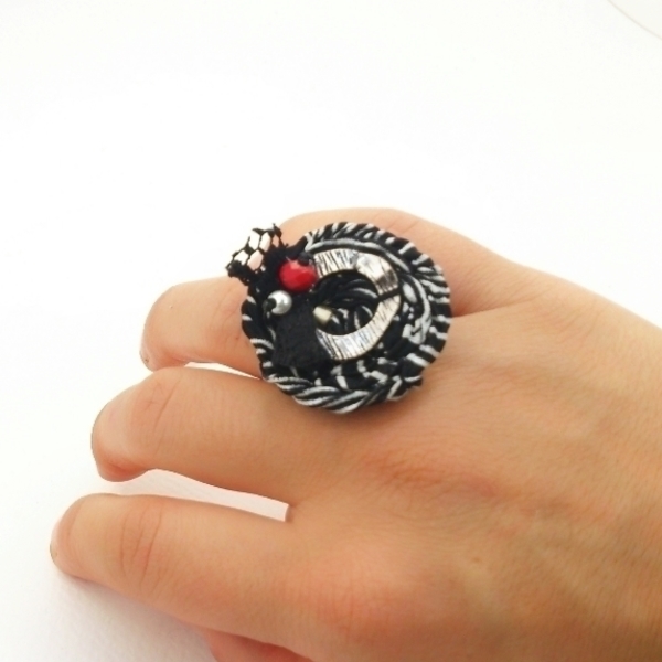 Δαχτυλίδι μαύρο-κόκκινο με υφασμάτινη ροζέτα - ύφασμα, ύφασμα, ιδιαίτερο, γυναικεία, δαχτυλίδι, χειροποίητα, κρίκοι, κρίκοι, χάντρες, ξεχωριστό - 2
