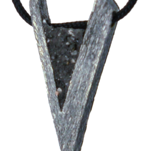 Ανδρικό κρεμαστό κολιέ με μικρό V μαύρο τσιμέντο - ορείχαλκος, μακρύ, τσιμέντο, τσιμέντο, κολιέ, κορδόνια, γεωμετρικά σχέδια, minimal, unisex, κρεμαστά, δώρα για άντρες - 3