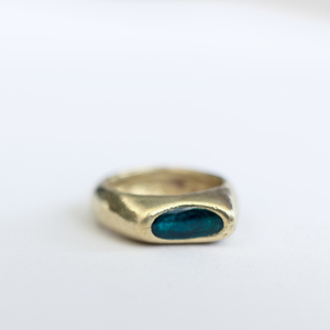 Ασύμμετρο μίνιμαλ δαχτυλίδι με χρώμα. - γυαλί, δαχτυλίδι, δαχτυλίδια, minimal, μπρούντζος, επέτειος