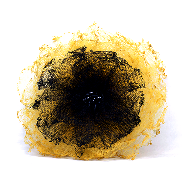Καρφίτσα μπουτονιέρα από τούλι σε κίτρινο-χρυσό και μαύρο| Brooch Boutonniere in gold-yellow and black - κεντητά, ιδιαίτερο, μοναδικό, χειροποίητα, χάντρες, λουλούδι, ελαφρύ, μεγάλα, fashion jewelry