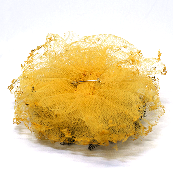 Καρφίτσα μπουτονιέρα από τούλι σε κίτρινο-χρυσό και μαύρο| Brooch Boutonniere in gold-yellow and black - κεντητά, ιδιαίτερο, μοναδικό, χειροποίητα, χάντρες, λουλούδι, ελαφρύ, μεγάλα, fashion jewelry - 3