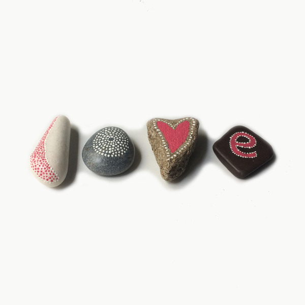 LOVE | Hand painted stones | Μicro ζωγραφική σε πέτρα - ημιπολύτιμες πέτρες, ζωγραφισμένα στο χέρι, μοναδικό, μοντέρνο, πέτρα, δώρο, διακόσμηση, αγάπη, ακρυλικό, δώρα αγίου βαλεντίνου, Black Friday, διακοσμητικές πέτρες, βότσαλα