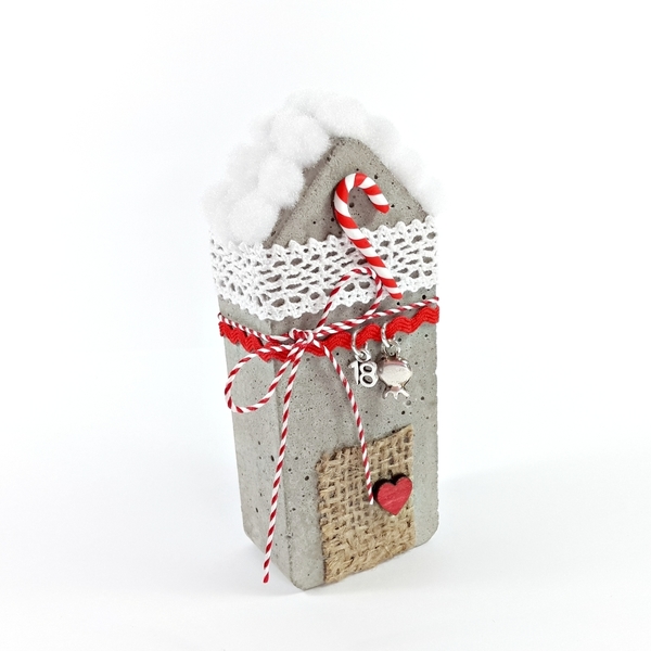 Σπιτάκι γούρι απο τσιμέντο | ''Candy house'' - δαντέλα, μοναδικό, γούρι, καρδιά, δώρο, σπίτι, τσιμέντο, τσιμέντο, pom pom, πρωτότυπο, unique, merry christmas, χριστουγεννιάτικα δώρα