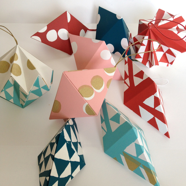 Γεωμετρικό χριστουγεννιάτικο μεταξοτυπημένο στολίδι origami - χαρτί, γεωμετρικά σχέδια, χειροποίητα, στολίδι, χριστουγεννιάτικο, χριστουγεννιάτικα δώρα, στολίδια - 5