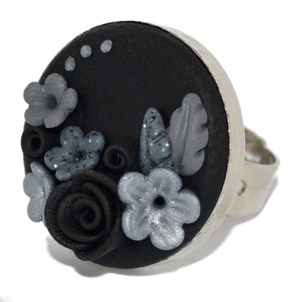 Μαύρο statement δαχτυλίδι με μαύρα ασημί & γκρι λουλουδάκια - statement, πηλός, δαχτυλίδι, χειροποίητα, φλοράλ, romantic, αυξομειούμενα - 2