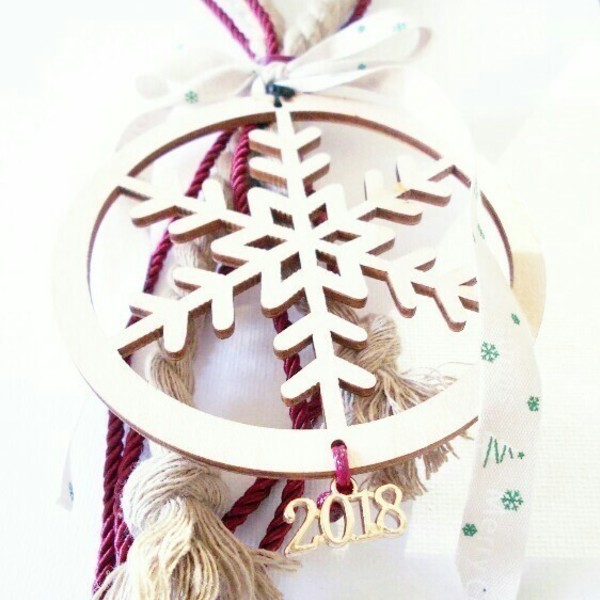 Ξύλινη χιονονιφάδα γούρι - ξύλο, γούρι, μέταλλο, κορδόνια, χριστουγεννιάτικα δώρα - 2