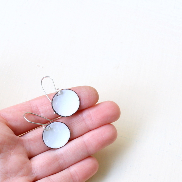 Σκουλαρίκια χάλκινοι δίσκοι με λευκό σμάλτο - ασήμι, γυαλί, χαλκός, δίσκος, minimal - 4